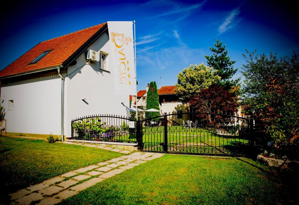 Logo/Certificate/Sign, Inner courtyard view