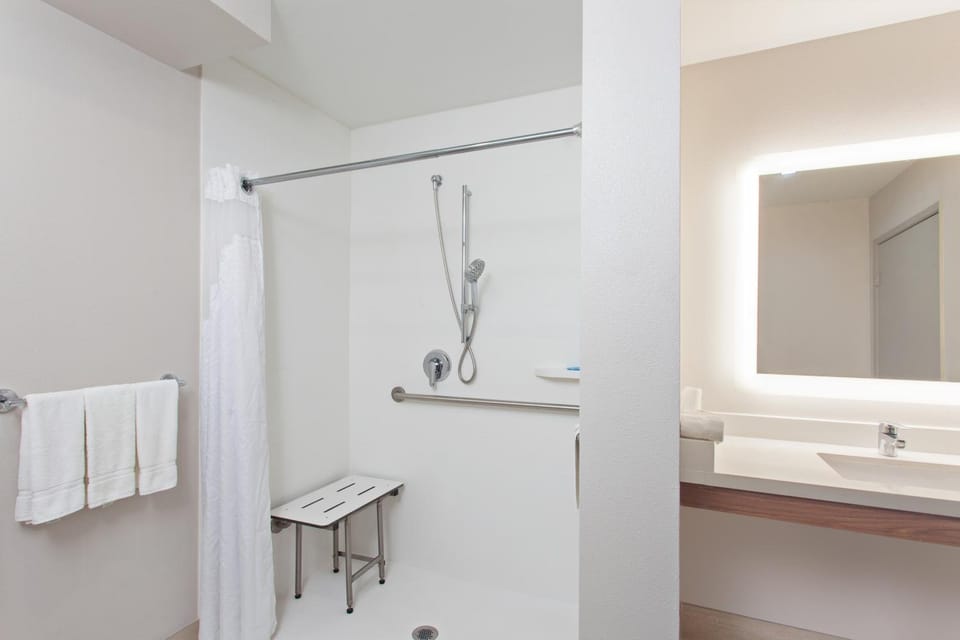 Shower, Bathroom, towels, acessibility