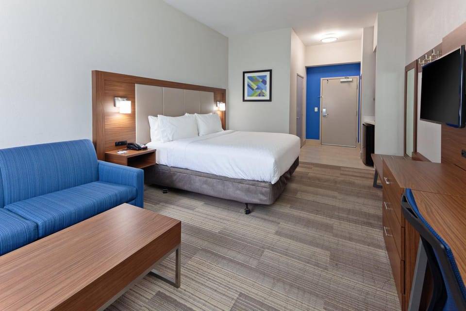 Bed, TV and multimedia, Photo of the whole room, Seating area, Bedroom
