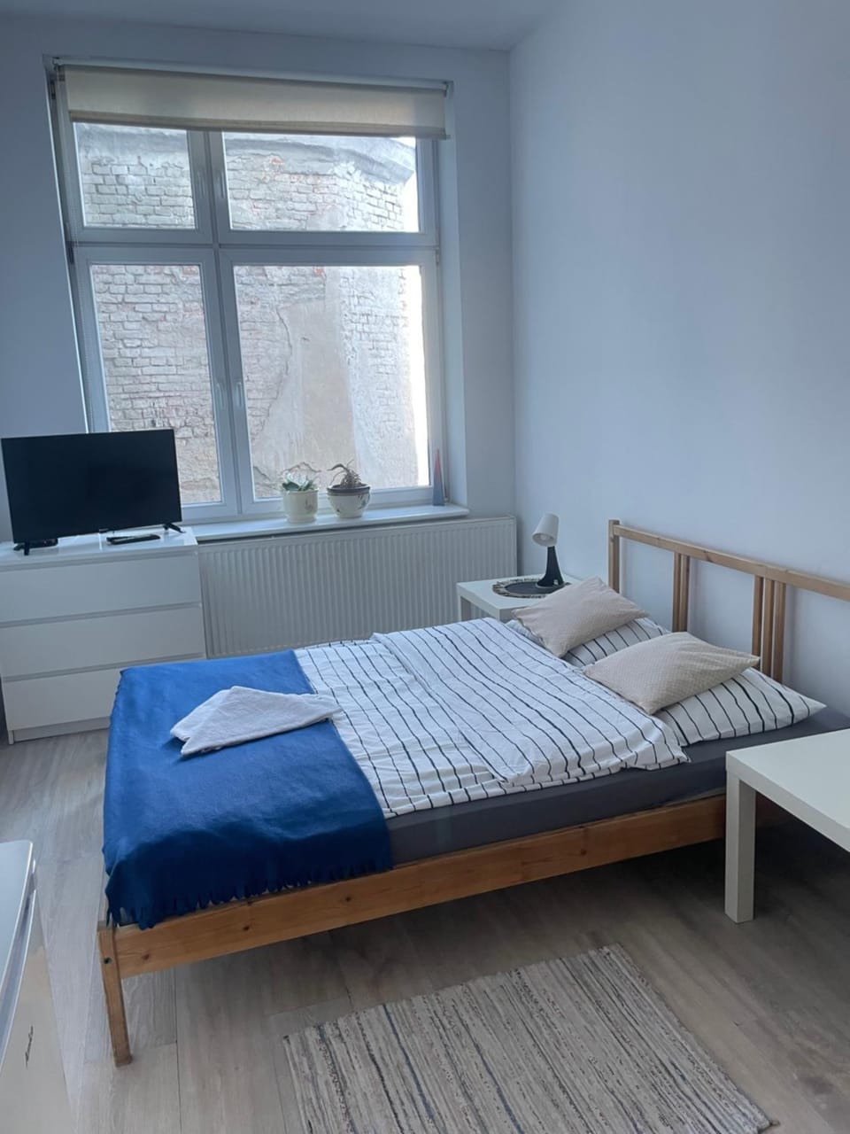 Bed, TV and multimedia, Photo of the whole room, Bedroom, towels