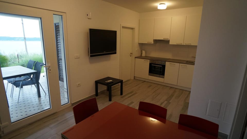TV and multimedia, Kitchen or kitchenette, Dining area