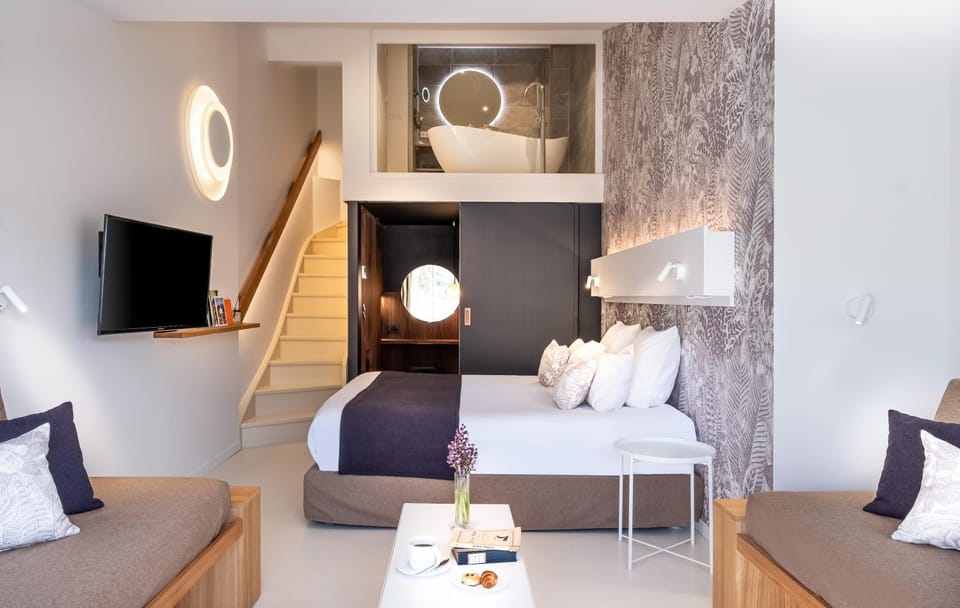 Bed, TV and multimedia, Photo of the whole room, Bedroom