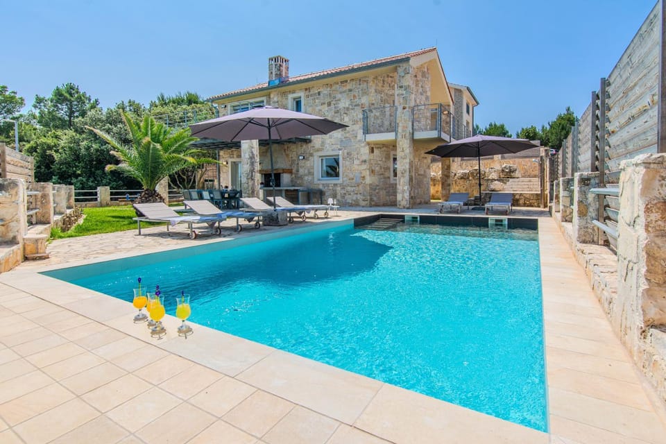 Property building, Patio, Day, Pool view, Swimming pool, Swimming pool, sunbed