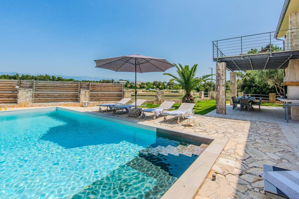 Property building, Patio, Day, Garden, Garden view, Pool view, Swimming pool, Swimming pool, sunbed
