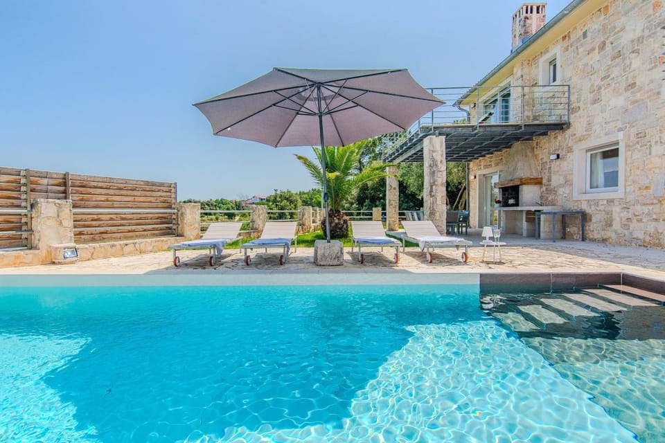 Property building, Patio, Day, Pool view, Swimming pool, Swimming pool, sunbed