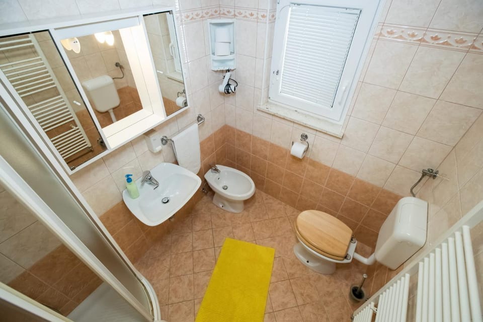 Shower, Toilet, Bathroom, towels
