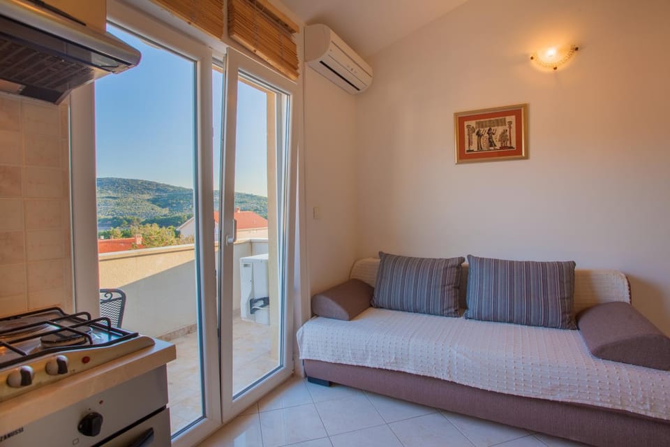 Communal lounge/ TV room, Sea view