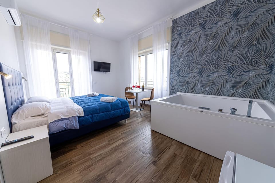 Bed, Hot Tub, Balcony/Terrace, Bedroom