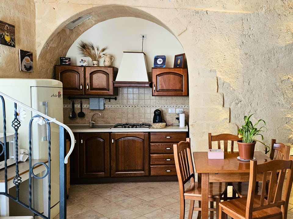 Kitchen or kitchenette, Dining area, stove