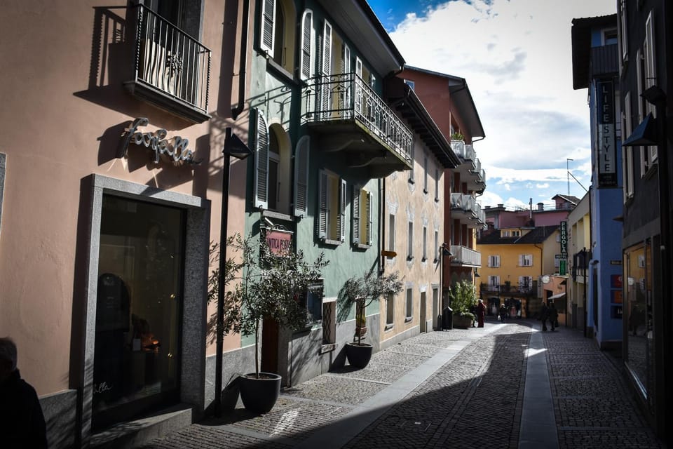 Facade/entrance, On-site shops