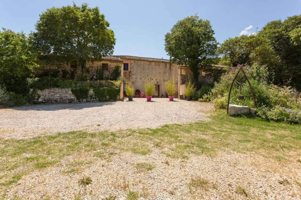 Property building, Facade/entrance, Natural landscape, Garden, Garden view