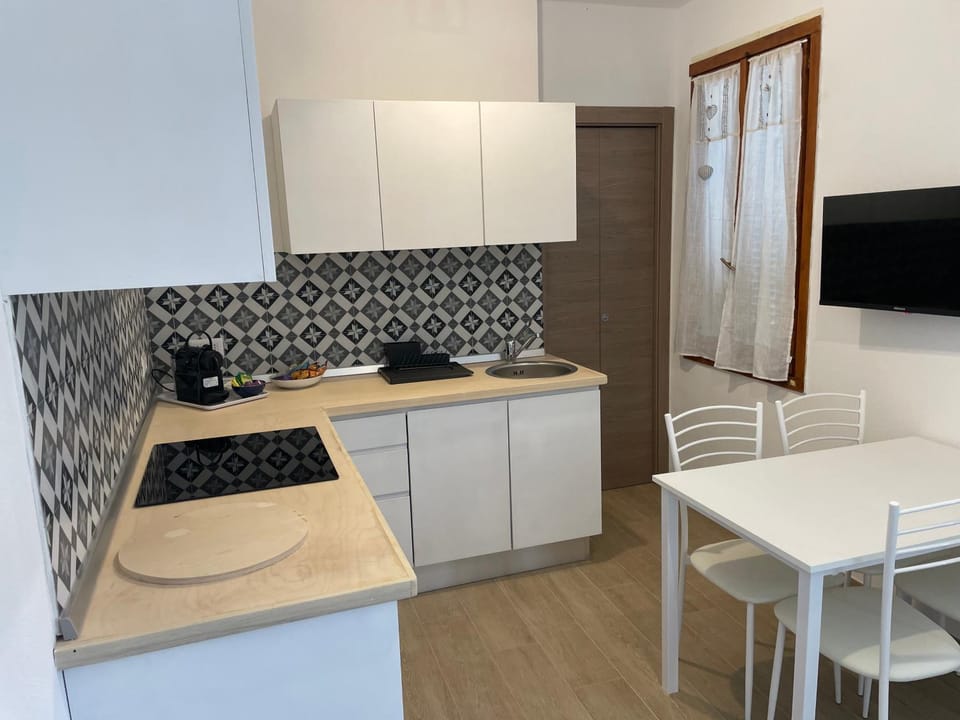 Kitchen or kitchenette, Dining area