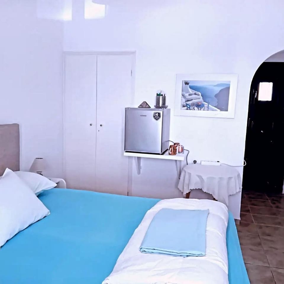 Bed, Bedroom, minibar