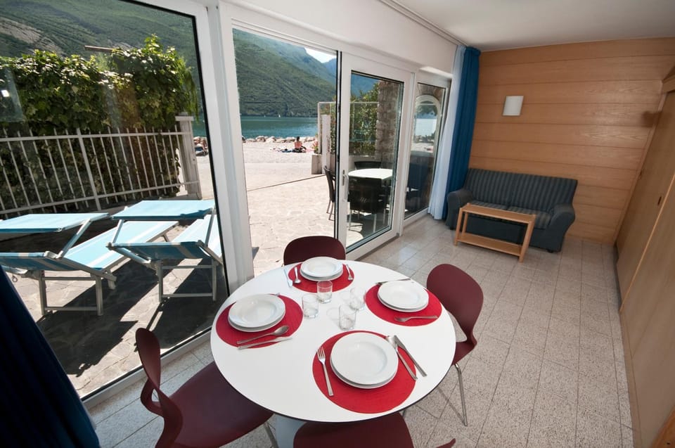 Balcony/Terrace, Living room, Dining area, Lake view