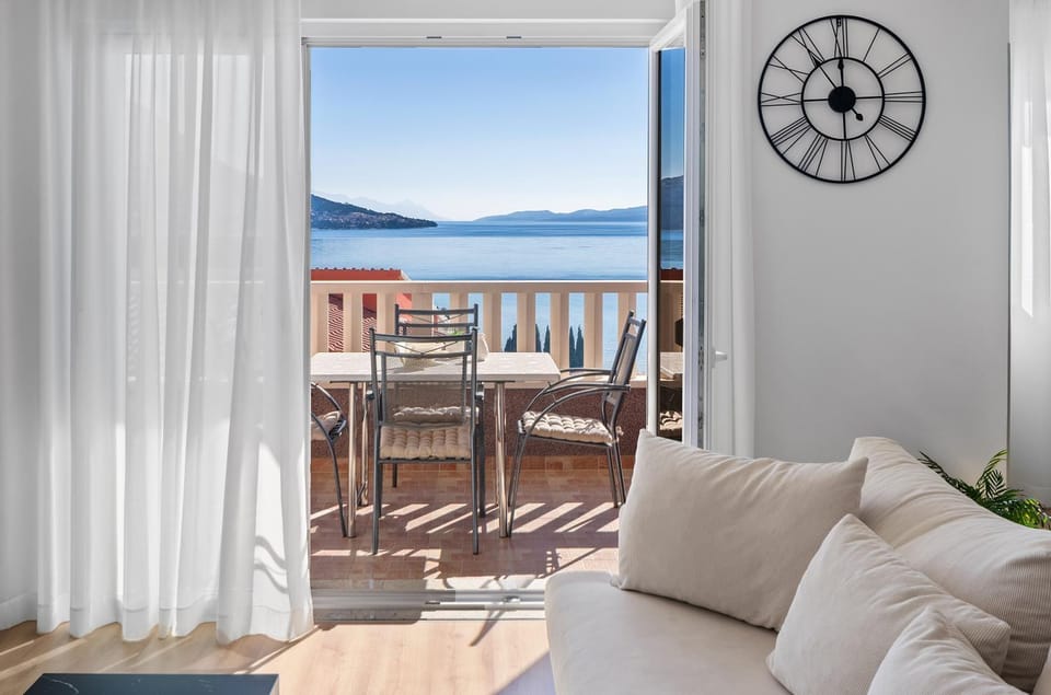 View (from property/room), Balcony/Terrace, Living room, Seating area, Sea view