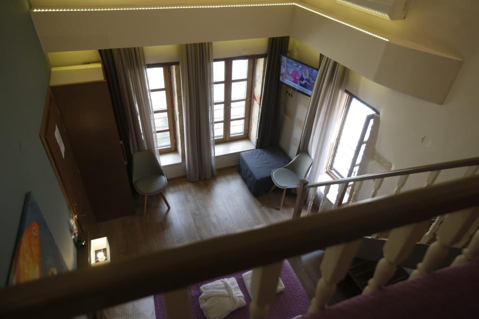Photo of the whole room, Decorative detail