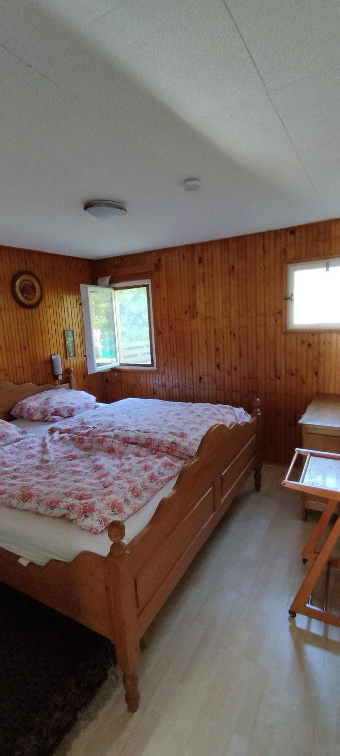Bed, Bedroom, trouser press