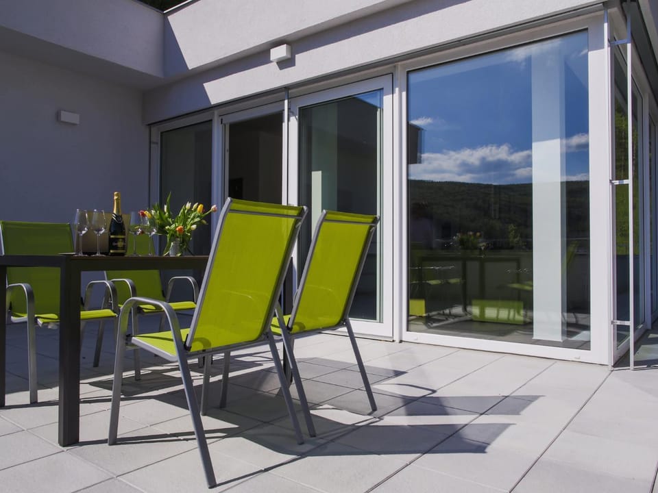 View (from property/room), Balcony/Terrace, Balcony/Terrace, Photo of the whole room, Seating area, City view, Landmark view, Mountain view, Area and facilities