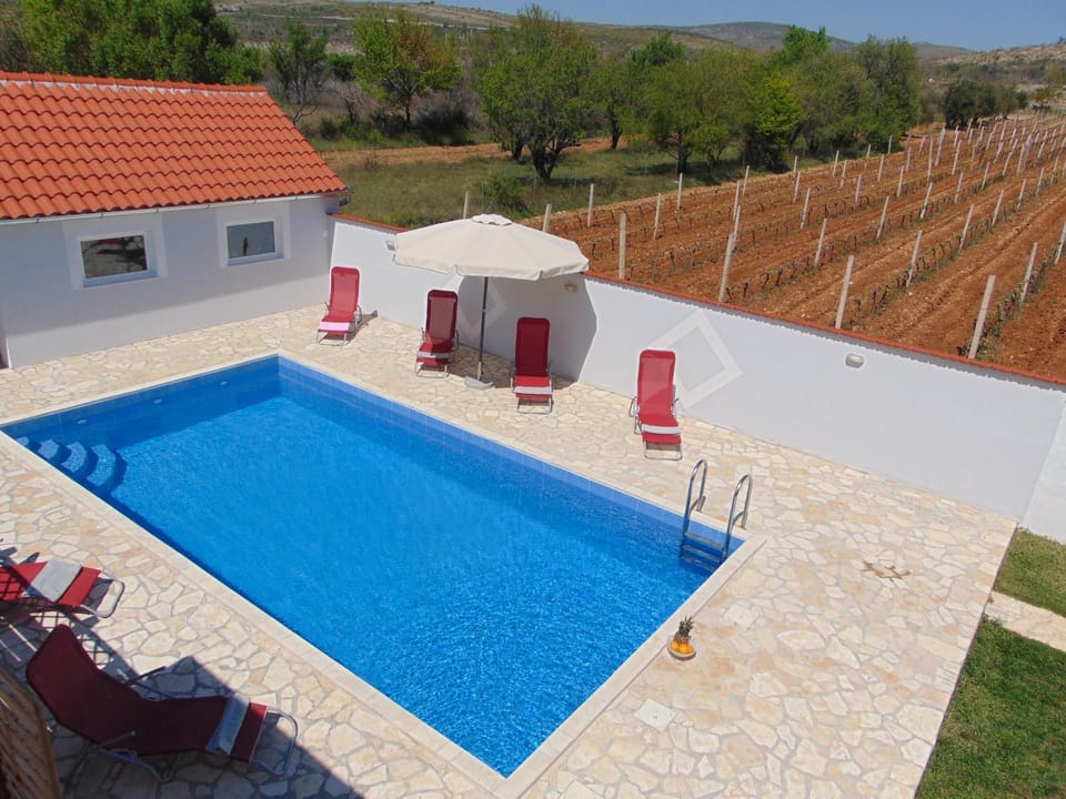 Property building, Day, Pool view, Swimming pool, Swimming pool, sunbed