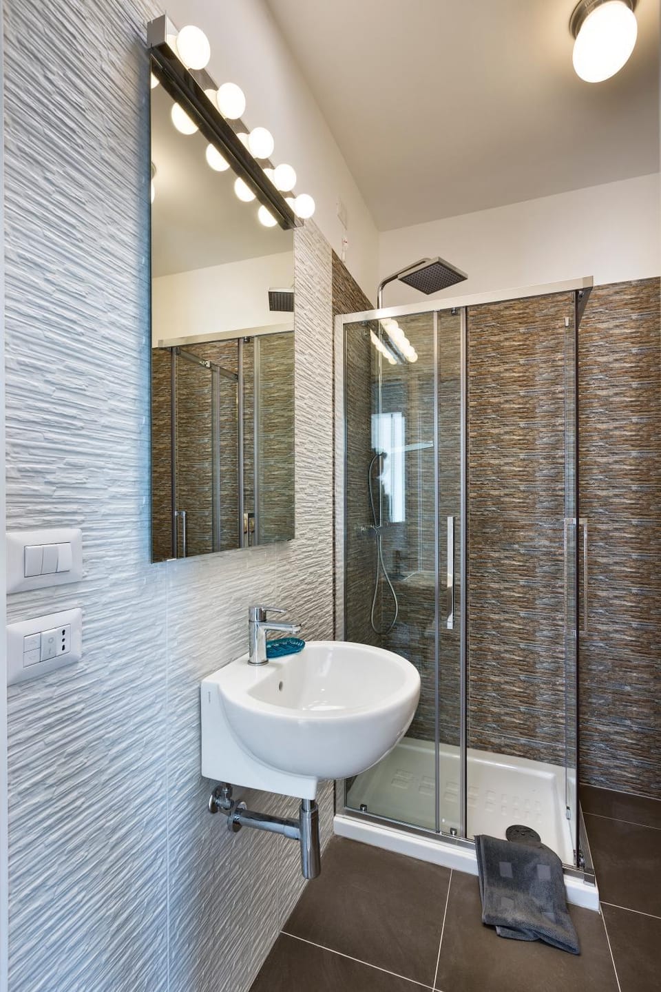 Shower, Toilet, Bathroom, towels