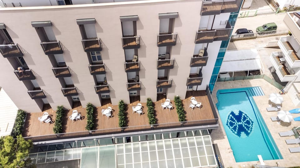 Property building, Bird's eye view, Balcony/Terrace, Pool view, Swimming pool