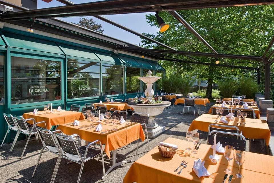 Restaurant/places to eat, Balcony/Terrace
