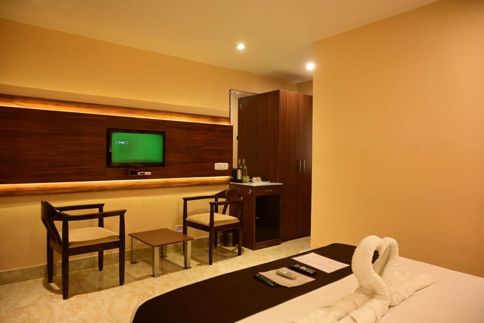 Bed, TV and multimedia, Photo of the whole room, Seating area, Bedroom, wardrobe