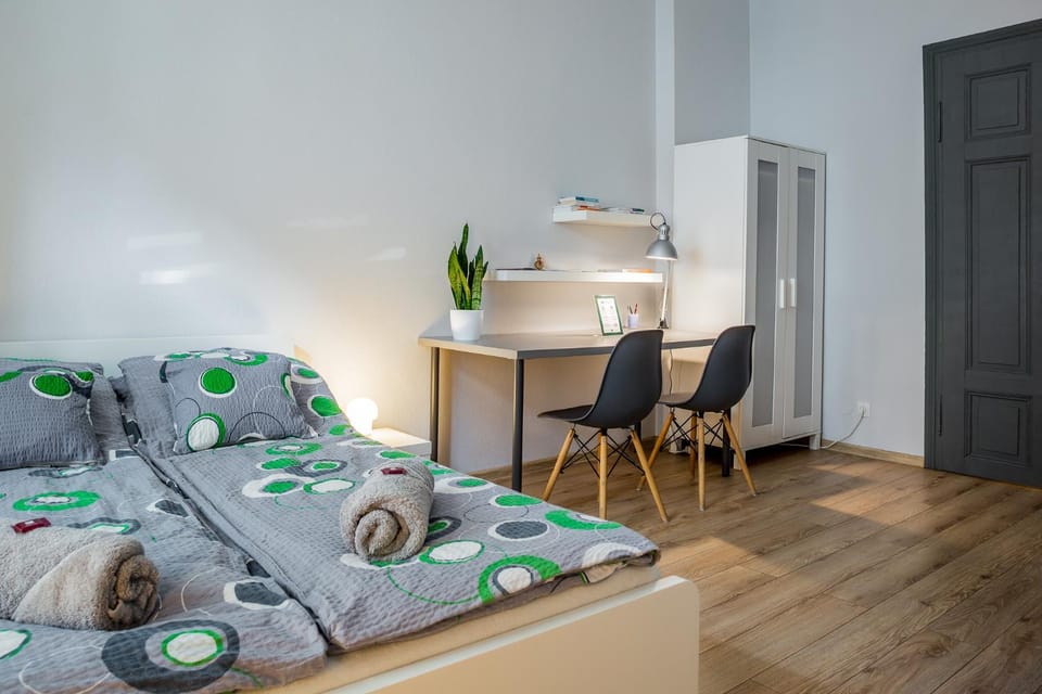 Bed, Photo of the whole room, towels