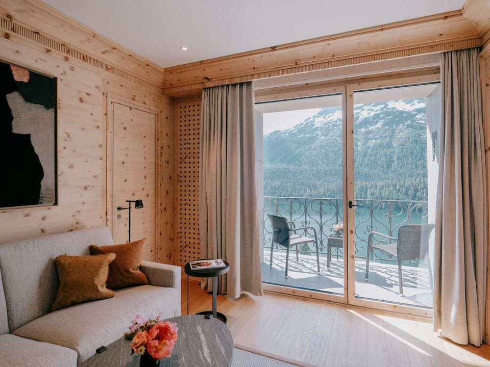View (from property/room), Balcony/Terrace, Seating area, Lake view, Mountain view