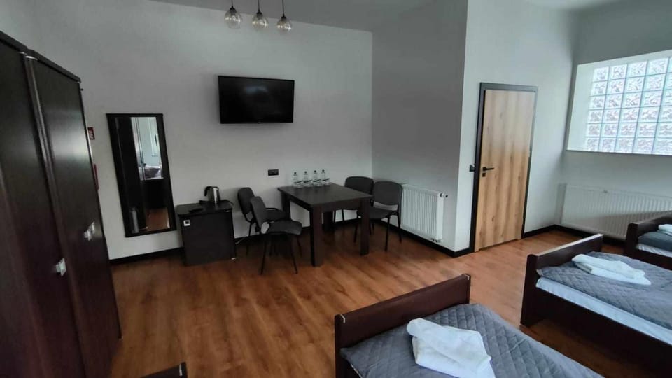 Bed, TV and multimedia, Photo of the whole room, towels, wardrobe