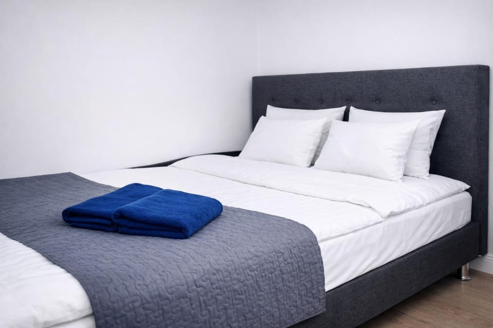 Bed, towels