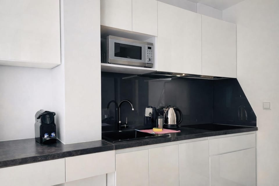 Coffee/tea facilities, Kitchen or kitchenette, stove