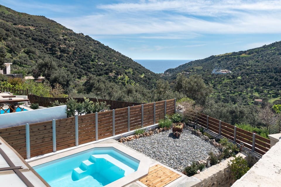 View (from property/room), Mountain view, Pool view, Swimming pool