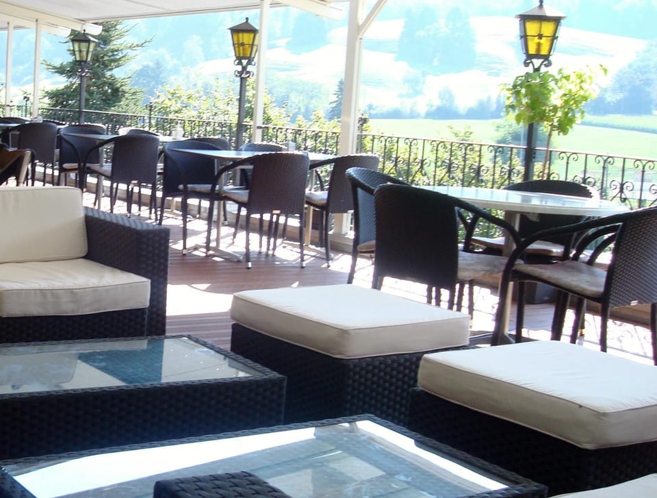 Restaurant/places to eat, Balcony/Terrace