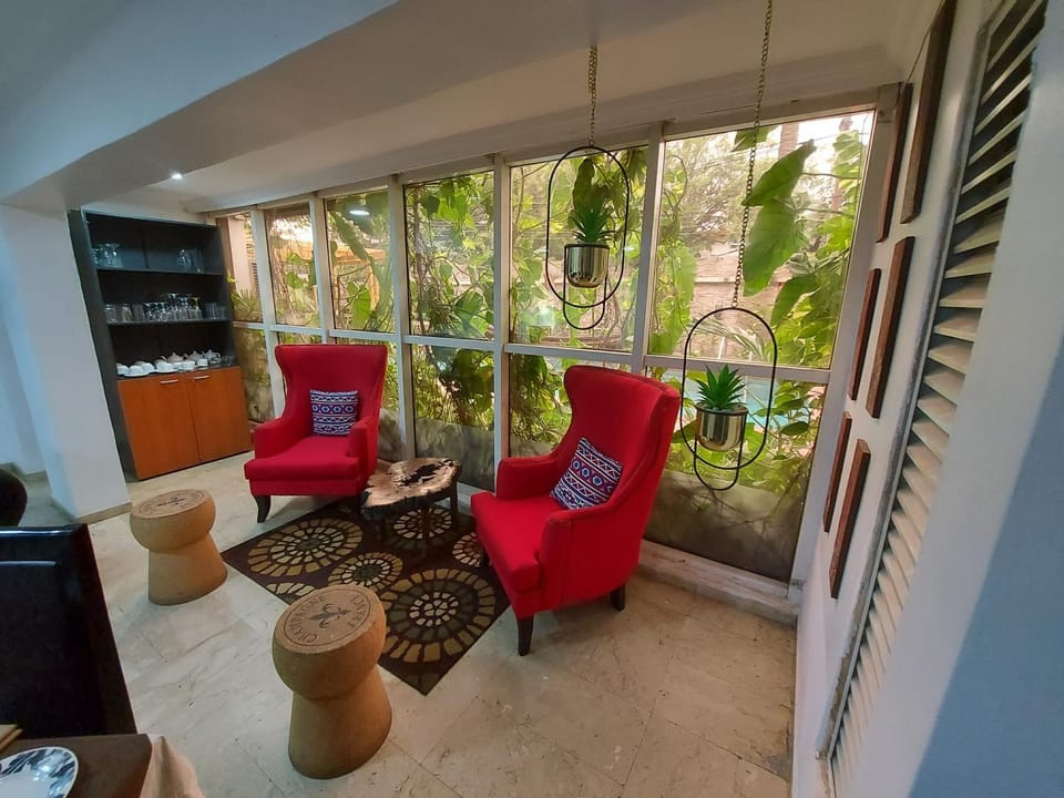 Restaurant/places to eat, Seating area