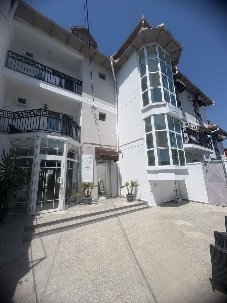 Facade/entrance