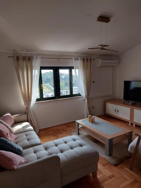 Photo of the whole room, air conditioner