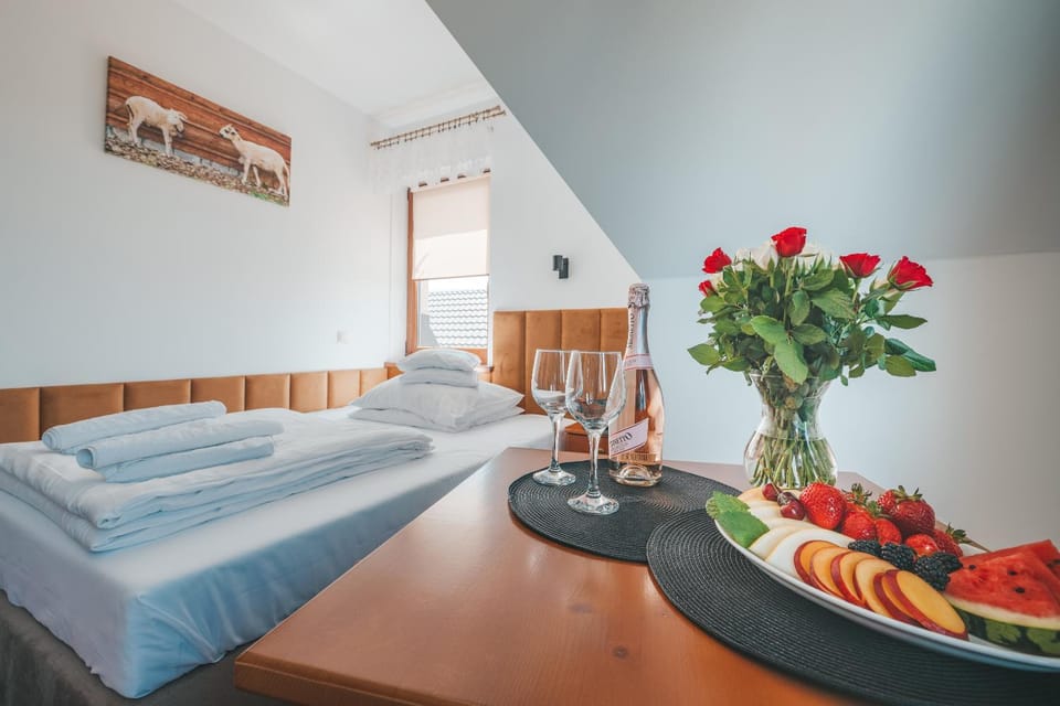 Bed, Food and drinks, Photo of the whole room, Bedroom, Food