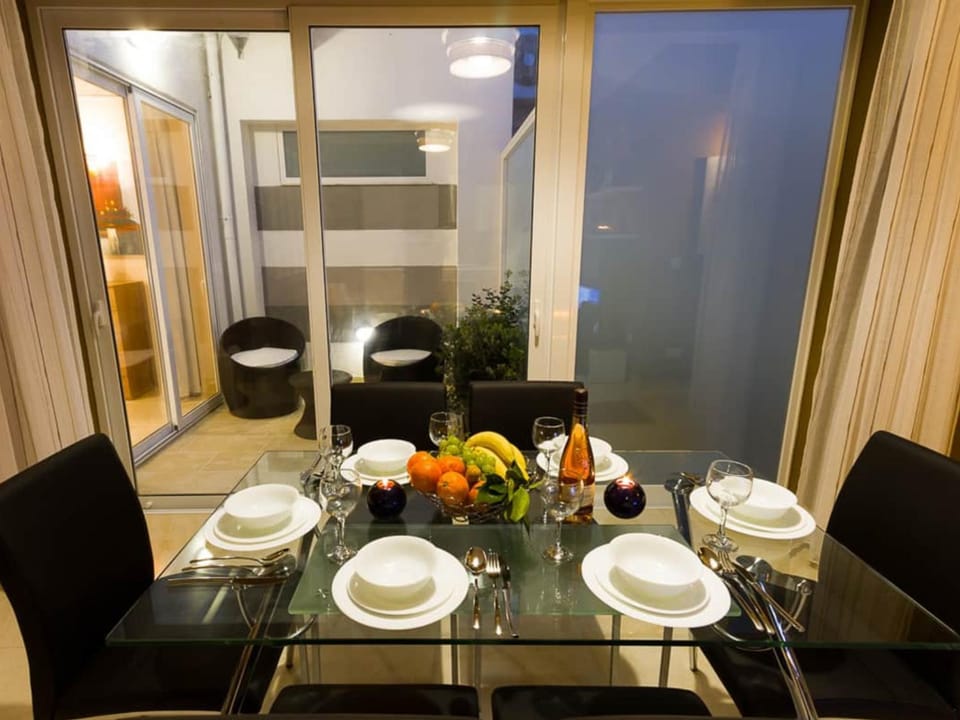 Seating area, Dining area