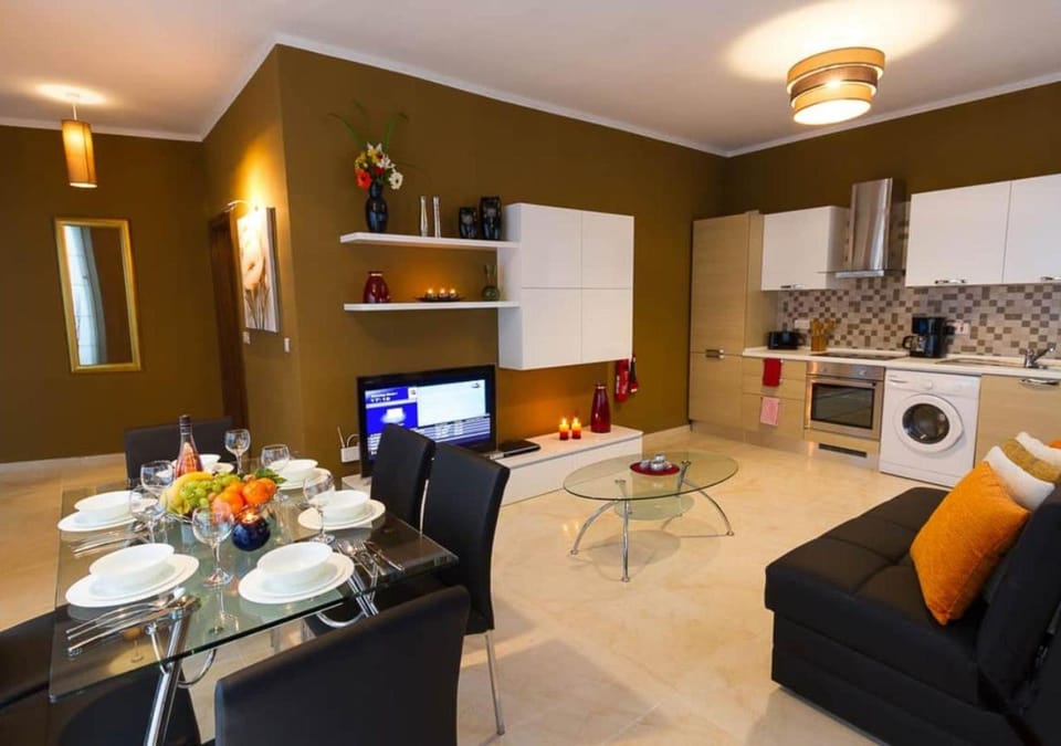 TV and multimedia, Kitchen or kitchenette, Dining area, stove