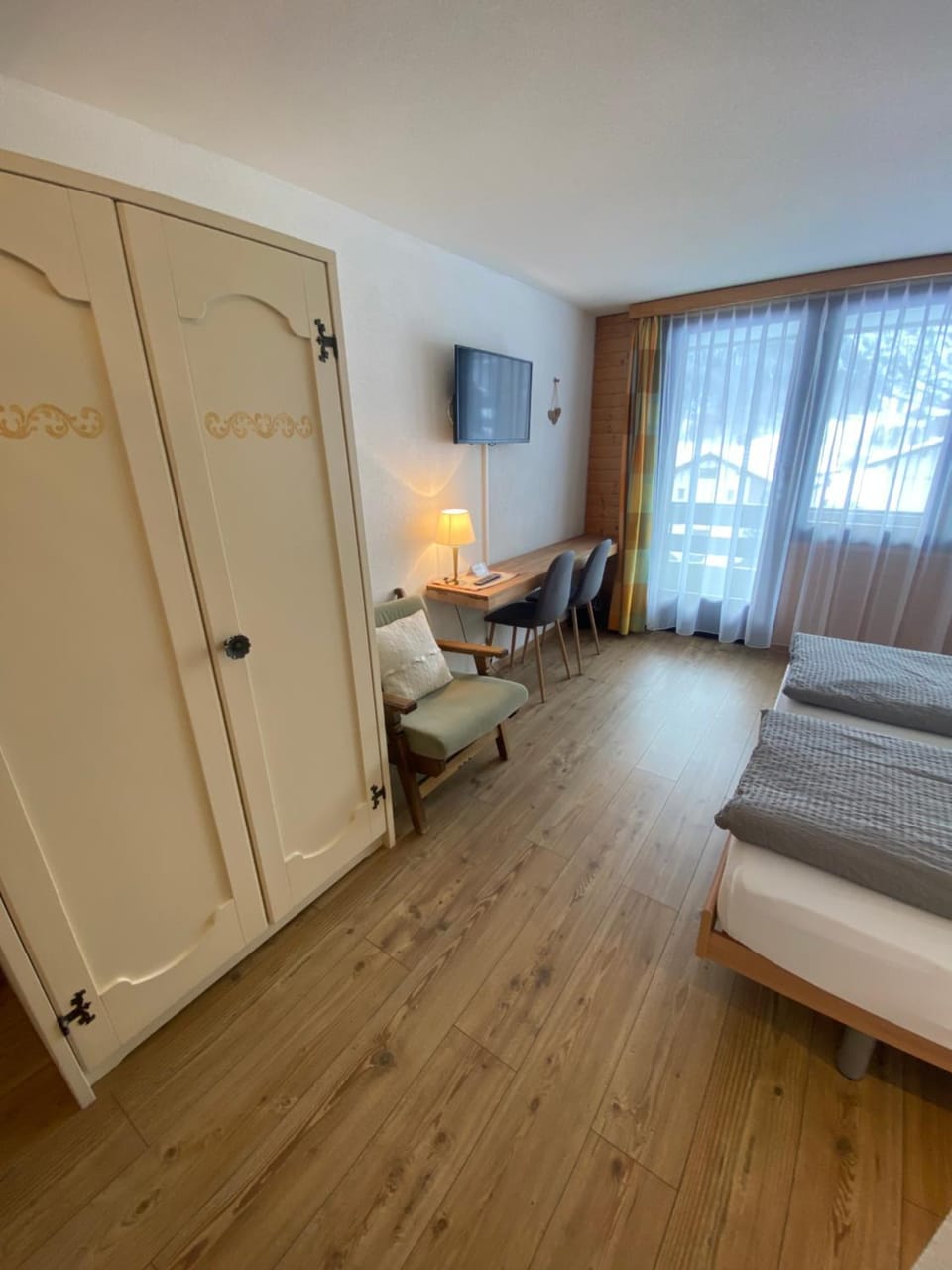 Bed, TV and multimedia, Photo of the whole room, Seating area, Bedroom, wardrobe