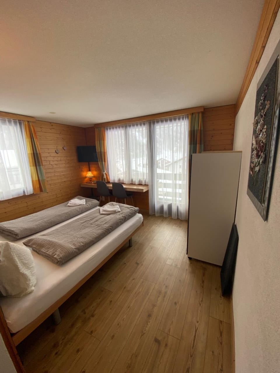Bed, TV and multimedia, Photo of the whole room, Bedroom