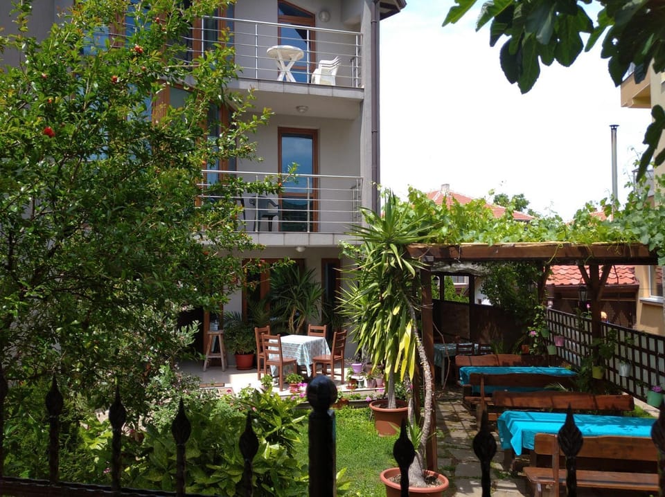 Restaurant/places to eat, Garden view