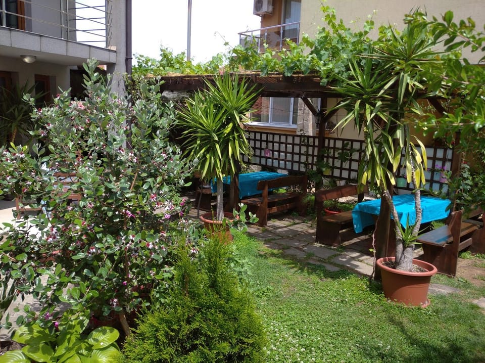 Restaurant/places to eat, Garden view, Inner courtyard view