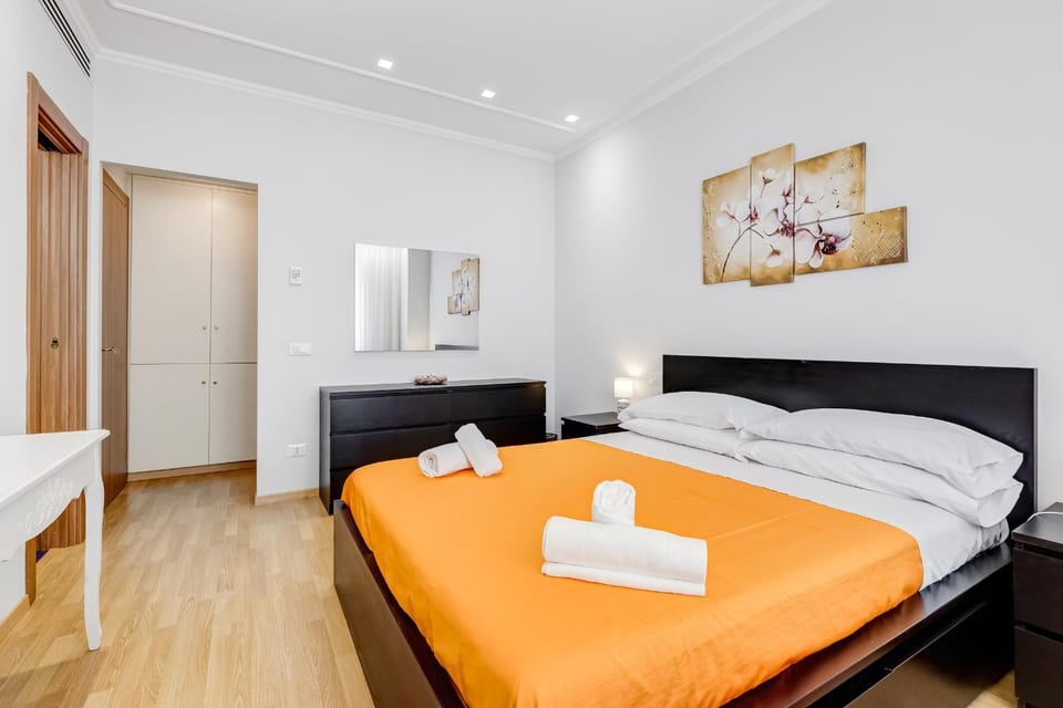 Bed, Photo of the whole room, Bedroom, towels