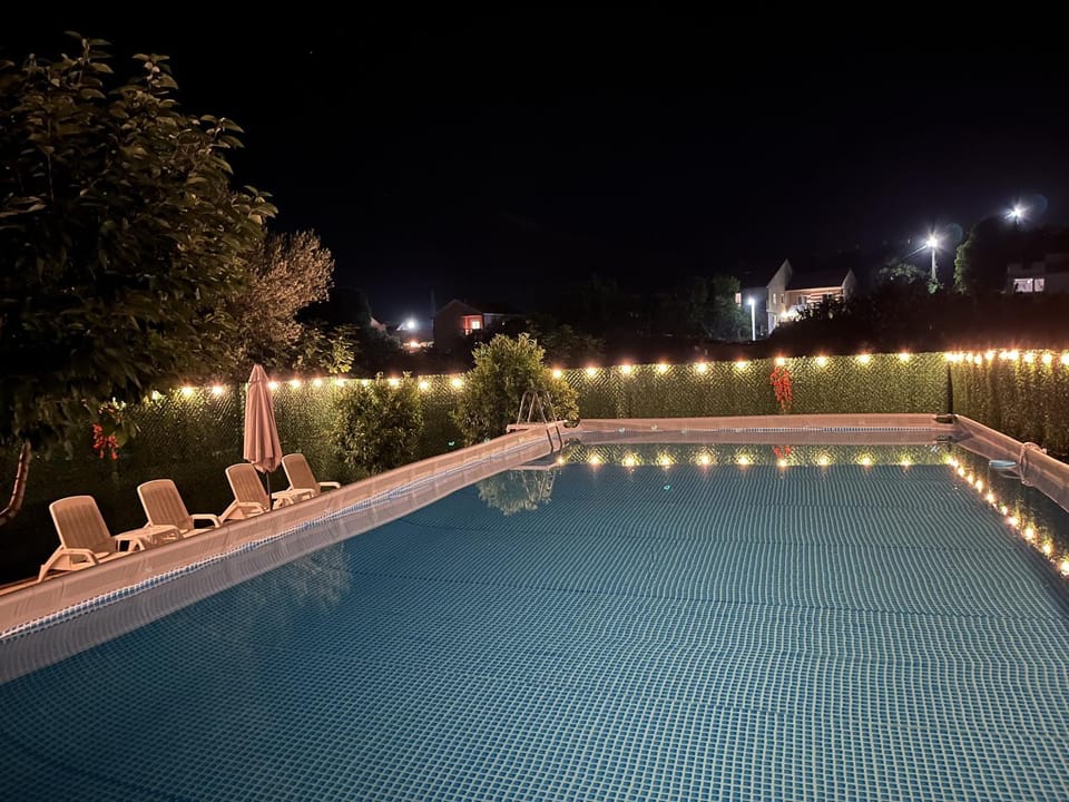 Balcony/Terrace, Pool view, Swimming pool, sunbed