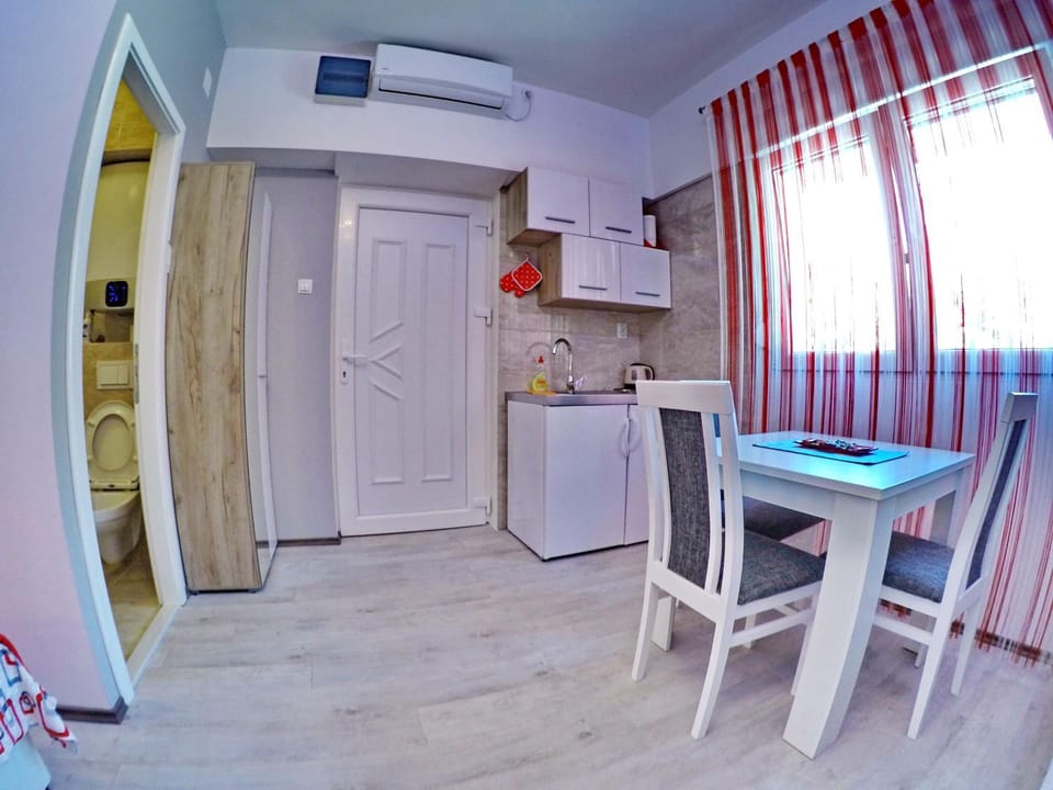Kitchen or kitchenette, Dining area