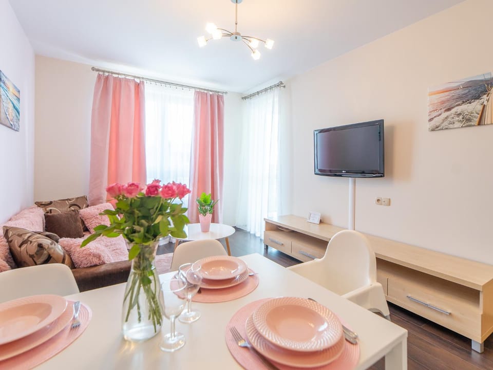 Communal lounge/ TV room, TV and multimedia, Photo of the whole room, Dining area