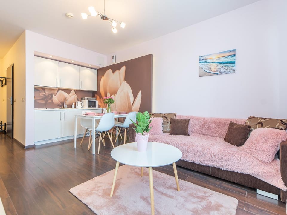 Kitchen or kitchenette, Living room, Seating area, Dining area
