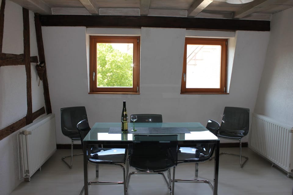Day, Dining area
